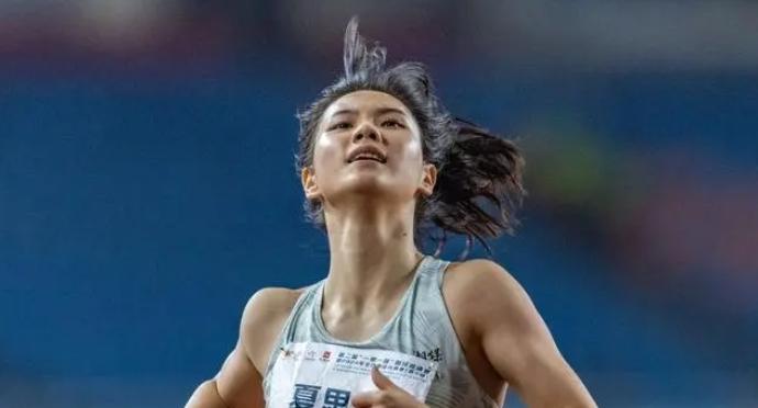 夏思凝以13秒08獲得第二屆“一帶一路”田徑邀請(qǐng)賽女子100米欄冠軍